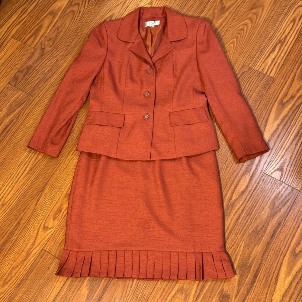 Le Suit Petite Rust Orange Skirt Suit Set 10P Blazer Pleated Ruffle WD808B041